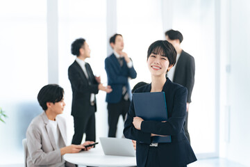 Poster - 女性、日本人、キャリアウーマン、職場、仕事、働く、スーツ、笑顔、ポジティブ、元気、爽やか、明るい、嬉しい、喜ぶ、やる気、事務、ビジネスウーマン、転職、オフィス、企業、会社員、若い、20代、30代、キャ