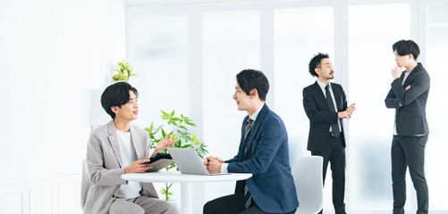 Poster - ミーティング、ビジネスマン、ビジネス、会話、会議、オフィス、ロビー、グループ、会社員、人材、面談、商談、商談会、ラウンジ、交渉、チームワーク、大勢、多人数、複数、マッチング、話す、ディスカッション、パーティー、同僚、日本人、男性、スーツ、チーム、仲間、相談、企業、サラリーマン、アドバイザー、顧問、コンサルタント、コンサルティング、スタッフ、店員、営業、販売、相談員、説明、ショップ、仕事、職場、店舗