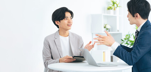Aufkleber - ビジネスマン、ビジネス、男性、打ち合わせ、会社員、会話、話す、オフィス、会議、ミーティング、日本人、若手、若い、商談、交渉、人材、チームワーク、ロビー、イケメン、スーツ、カジュアル、企業、フリーアドレス、パートナー、上司、部下、Z世代、指導、新人、インターン、新入社員、採用、面談、質問、考える、面接、明るい、職場、笑顔、談笑、相談、ビジネスパーソン、説明、研修、顧問、税理士、弁護士、面会、二人、人