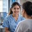 © 동식 김 - Enfermera que trabaja en el hospital, sonríe mientras habla con el paciente