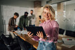 © Zamrznuti tonovi - Project manager smiling and holding tablet in busy office