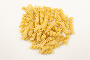 Poster - tas de pâtes crues fusilli, en gros plan, isolées sur un fond blanc