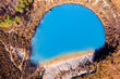 © Arnaud Bertrande  - Vue aérienne du lac bleu de Touvérac, Cette couleur surprenante s'explique par la présence de silice et le fait que le sol soit pauvre en éléments nutritifs.
