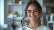 © Fotograf - A woman with long hair smiles directly into the camera, her expression warm and inviting