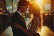 © JulieMeneghin - Photo d'un gros plan romantique sur les mains d’un couple avec alliances et lumière naturelle