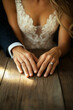 © JulieMeneghin - Photo d'un gros plan romantique sur les mains d’un couple avec alliances et lumière naturelle