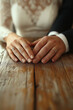 © JulieMeneghin - Photo d'un gros plan romantique sur les mains d’un couple avec alliances et lumière naturelle