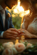 © JulieMeneghin - Photo d'un gros plan romantique sur les mains d’un couple avec alliances et lumière naturelle