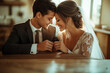 © JulieMeneghin - Photo d'un gros plan romantique sur les mains d’un couple avec alliances et lumière naturelle