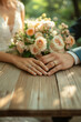 © JulieMeneghin - Photo d'un gros plan romantique sur les mains d’un couple avec alliances et lumière naturelle