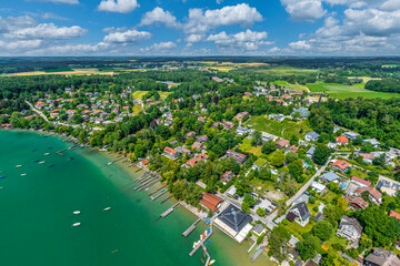 Blick auf den Wörthsee rund um die Orte Wörthsee und Steinebach im bayerischen Fünseenland