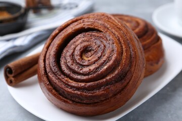 Canvas Print - Delicious cinnamon rolls on grey table, closeup