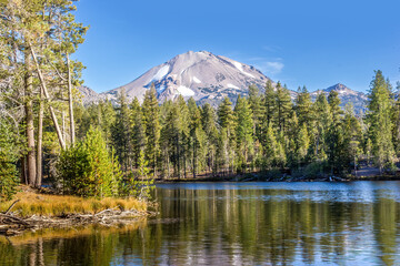 Wall Mural - A lake in the Lassen Volcanic National Park, California