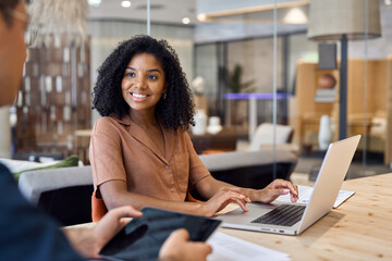 Aufkleber - African American bank manager consulting client at meeting. Diverse professional employees using laptop discussing document in office. Business team two people man and woman talking working together.