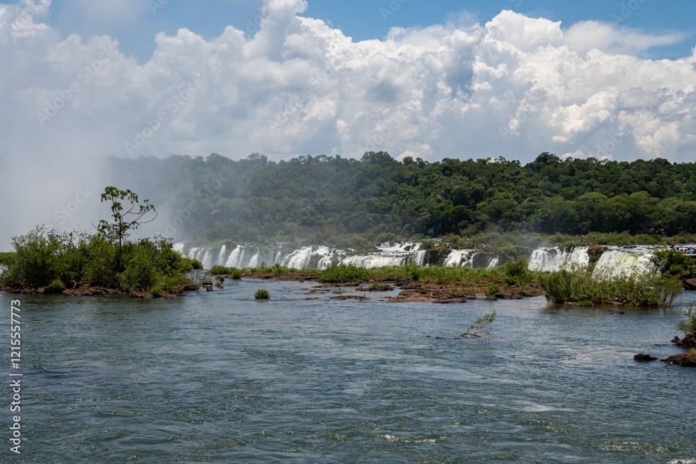 Fluss Iguaçu mit Wasserfällen im Hintergrund