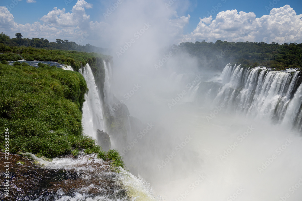 Wassermassen am Teufelsschlund der Iguazú-Fälle