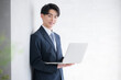 © kapinon - パソコンを持つ若い男性　新入社員などのイメージ　笑顔のカメラ目線