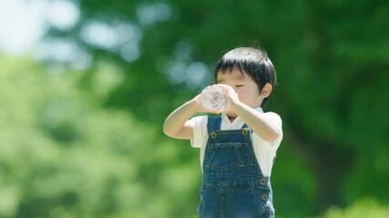 Sticker - 水分補給する3歳の男の子