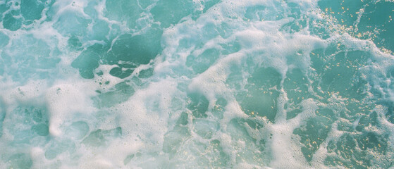 Poster - Sparkling water with gentle waves and light blue highlights in a coastal setting