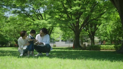 Sticker - 夏の公園で遊ぶ家族
