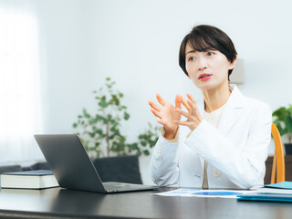 Leinwandbilder - インタビュー、面談、面接、医師、白衣、診察、カウンセリング、カウンセラー、セラピスト、ビデオ通話、ビデオ会議、ウェビナー、話す、会話、取材、女性、日本人、ミドル、ミドルエイジ、中高年、40代、30代、ジェスチャー、ノートパソコン、病院、クリニック、美容、整形、研究、診断、診療、リモート、説明、エンジニア、医療、コピースペース、広告、宣伝、PR、おすすめ、美人、スキンケア、アドバイザー、セラピー、ビ