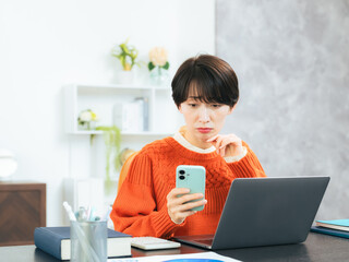 Aufkleber - スマホ、アプリ、web、悩む、困る、トラブル、炎上、女性、日本人、ネット、フェイクニュース、SNS、失敗、詐欺、スパムメール、なりすまし、乗っ取り、ログイン、パスワード、忘れる、2段階認証、2FA、DX、IT、IT音痴、わからない、難しい、フリーランス、資格、副業、ポイント、室内、リビングルーム、ライフスタイル、悩み、考える、疑問、心配、不安、不満、問題、落ち込む、がっかり、残念、ノートパソコン、