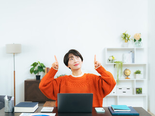 Aufkleber - 広告、宣伝、女性、ミドル、カジュアル、笑顔、指さす、案内、紹介、誘導、PR、指す、指導、ガイド、ガイダンス、アドバイザー、セミナー、教える、レッスン、お知らせ、告知、報告、見せる、提案、アドバイス、研修、教育、CM、おすすめ、勧める、説明、解説、インテリア、室内、ミドルエイジ、中高年、主婦、フリーランス、リビングルーム、仕事、副業、資格、DX、コピースペース、空白、白バック、URL、リンク、文字ス