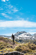 © Luis - Hombre caminando por la montaña