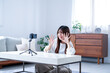 © Yamatatsu - 笑顔で動画撮影をする日本人女性
