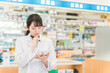 © buritora - 薬局で働く薬剤師も女性（メモ・勉強・服薬指導）