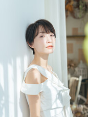 Poster - 女性、美容、スキンケア、UVケア、脱毛、ファッション、クール、かっこいい、ポートレート、ボディケア、ヘルシー、サンルーム、自然光、明るい、爽やか、直射日光、紫外線、室内、ナチュラル、コスメ、化粧品、エステ、日焼け止め、日本人、日差し、リラックス、メイク、サロン、夏、ブライダル、ウェディング、ドレス、水着、ビューティー、ビューティ、美肌、美白、美顔、アンチエイジング、エイジングケア、肌ケア、セルフケ
