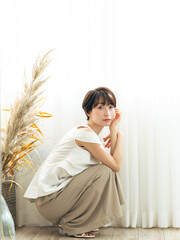 Poster - 女性、ファッション、モデル、アパレル、おしゃれ、ナチュラル、ベージュ、コピースペース、広告、日本人、美容、ビューティー、ボディケア、スキンケア、コスメ、化粧品、カーテン、クール、かっこいい、美人、ショートヘア、明るい、座る、カメラ目線、アンチエイジング、エイジングケア、中年、30代、40代、ヘルシー、美しい、清楚、清潔感、透明感、ドライフラワー、インテリア、室内、コンテンポラリー、モダン、自然光、