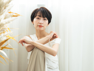 Poster - 女性、美容、スキンケア、アンチエイジング、ファッション、おしゃれ、コスメ、ミドルエイジ、化粧品、エイジングケア、日本人、ミドル、中年、30代、40代、美肌、美白、美顔、ホワイトニング、クール、かっこいい、美人、保湿、ナチュラル、コピースペース、広告、ショートヘア、ショートカット、美容院、エステ、サロン、キレイめ、きれいめ、モデル、カメラ目線、ベージュ、イエベ、ライフスタイル、ビューティー、リラック