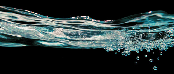 Poster - Water bubbles float in a clear liquid on a black background, creating an elegant translucent effect