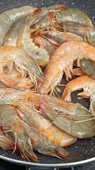 Sticker - gambas, en gros plan, en cuisson dans une poêle