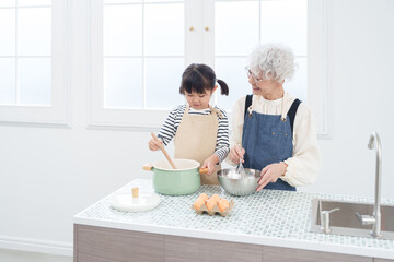 Wall Mural - 料理するおばあちゃんと孫.