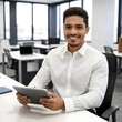 © GEO - Un nuevo empleado hispano en una oficina, sosteniendo una tableta mientras trabaja. Tiene una expresión apasionada y alegre, sonriendo mientras mira la tableta. Lleva una camisa blanca de manga larga.