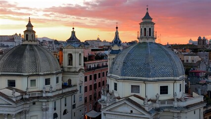 Le cupole delle due chiese di Piazza del Popolo e Via del Corso a Roma, Italia.
Via del Corso alle prime luci dell'alba. Vista aerea in una mattina col cielo nuvoloso.