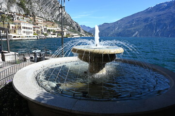 Canvas Print - Brunnen in Limone sul Garda