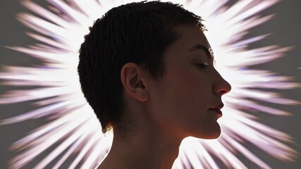 Aufkleber - A serene profile of a person, with soft beams of light radiating from their head, representing clarity and insightful thinking in a calm setting.
