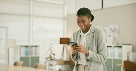 Fototapete - Business woman, smile and typing on phone, communication and networking in office on technology. Happy black person, smartphone and connection or online research at work, mobile app and website