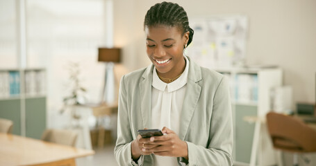Fototapete - Business woman, smile and communication on phone, website and networking in office on technology. Happy black person, smartphone and connection or online research, mobile app and typing an email