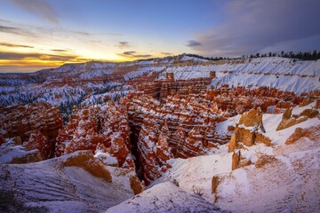 Wall Mural - Amphitheatre at sunrise, snow-covered bizarre rocky landscape with Hoodoos in winter, Rim Trail, Bryce Canyon National Park, Utah, USA, North America