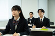 © Paylessimages - 授業で勉強する高校の制服を着たアジアのティーンエイジャー