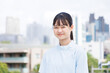 © Paylessimages - カメラを見て看護師の制服を着たアジアの 10 代の少女