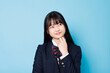 © Paylessimages - 高校の制服を着たアジアの十代の少女が考える