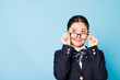 © Paylessimages - 眼鏡をかけた高校の制服を着たアジアの 10 代の少女