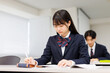 © Paylessimages - 授業で勉強する高校の制服を着たアジアのティーンエイジャー