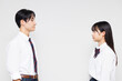 © Paylessimages - 向かい合って立っている制服を着たアジアのティーンエイジャー