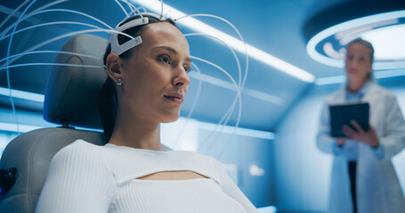 Aufkleber - High-tech laboratory: Female Patient Wearing Headset for a Brain Scan With Advanced Neural Technology, Monitored by a Doctor Using a Tablet. Advanced Medical Research and Cognitive Enhancement.